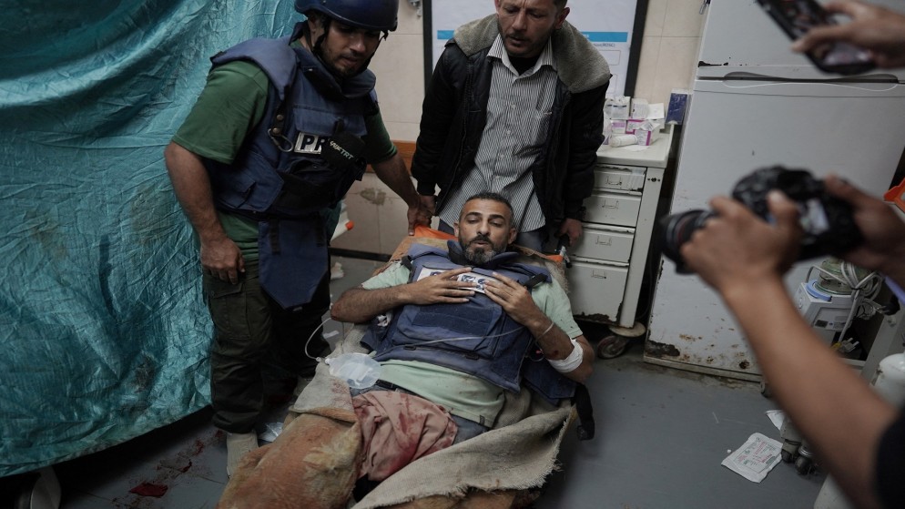 إصابة عدد من الصحفيين إثر استهدافهم من الاحتلال الإسرائيلي في غزة