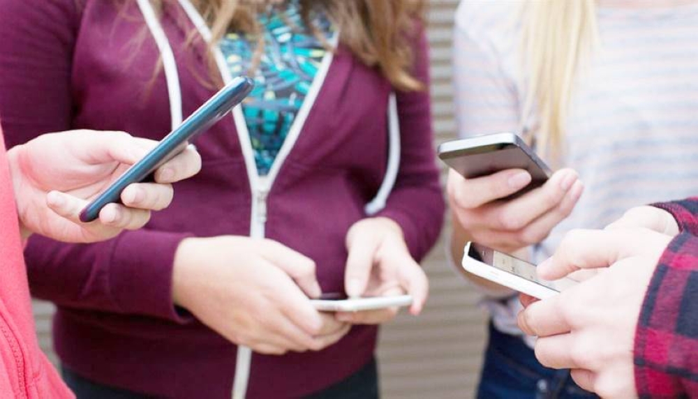 بريطانيا تحظر شراء الهواتف ومن  استخدام منصات التواصل لمن هم دون الـ16
