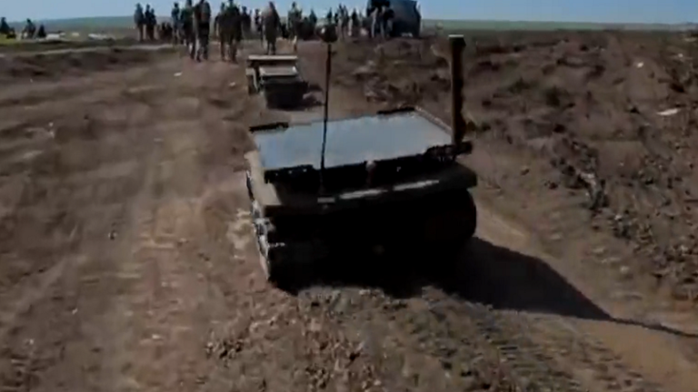 الجيش الروسي يختبر روبوتا برمائيا جديدا متعدد المهام