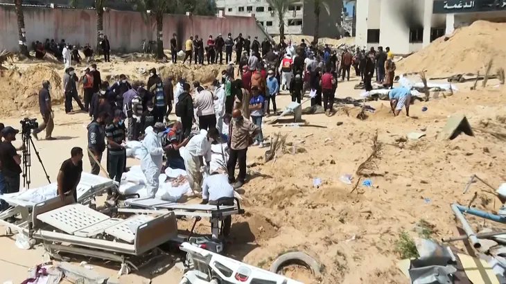 العثور على 3 مقابر جماعية بمجمع ناصر الطبي في غزة