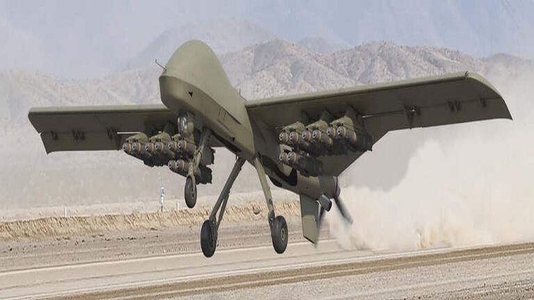 الجيش الأمريكي يختبر مسيّرة على هيئة طائرة تزود برشاشات سريعة الرمي ( فيديو )