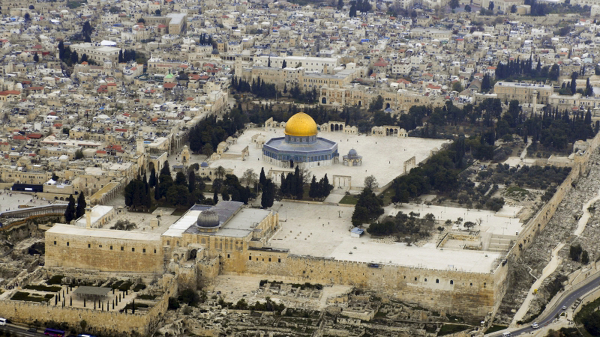 عين على القدس يناقش المخاطر التي تحدق بالأقصى