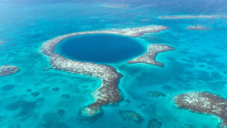 يحتوي على كهوف وأنفاق مرعبة.. اكتشاف أعمق ثقب أزرق تحت الماء في العالم (  صور )