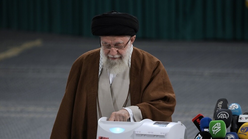 الإيرانيون يعيدون انتخاب المقاعد الشاغرة في البرلمان وخامنئي يحثهم على التصويت