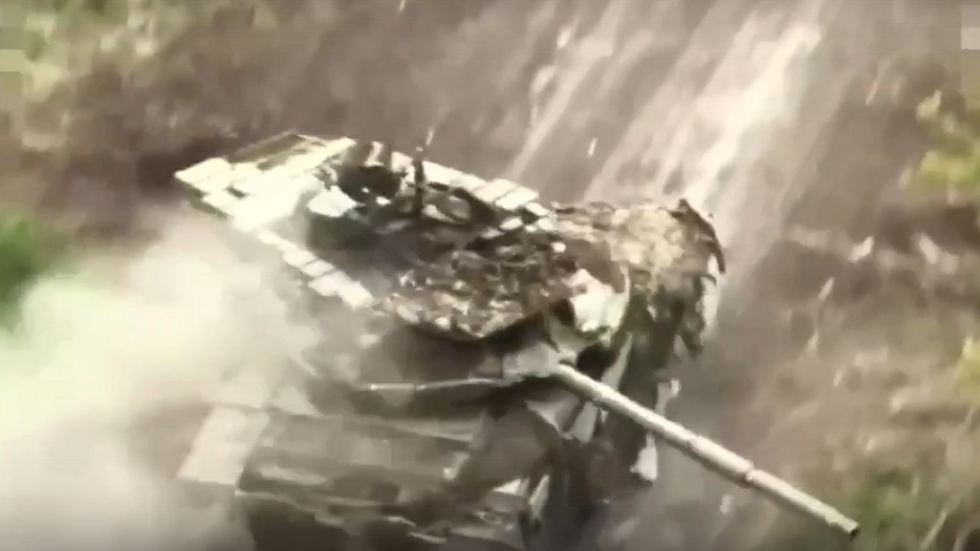 دبابة T90M الروسية تستعرض قدراتها في مقاومة ضربات الدرونات الانتحارية