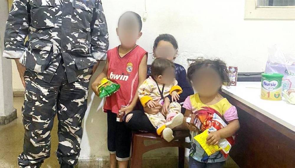 أب يرمي أطفاله في الشارع لخلافه مع والدتهم !