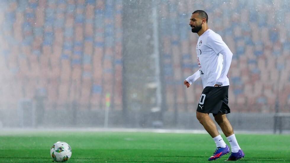 بـلوك جديد.. صلاح في حوار جانبي مع أحد لاعبي الزمالك على هامش تدريبات الفراعنة.. صور
