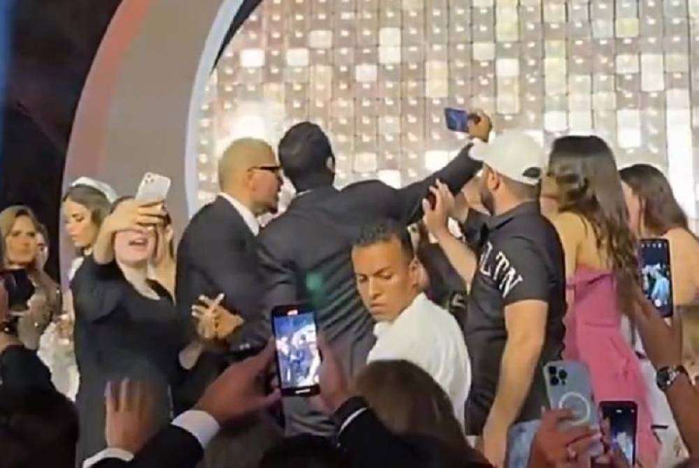 عمرو دياب يصفع.. يشتم.. ويثير الجدل