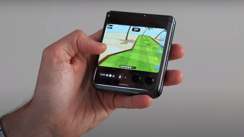 أبرز مواصفات Razr 50 Ultra الجديد من موتورولا