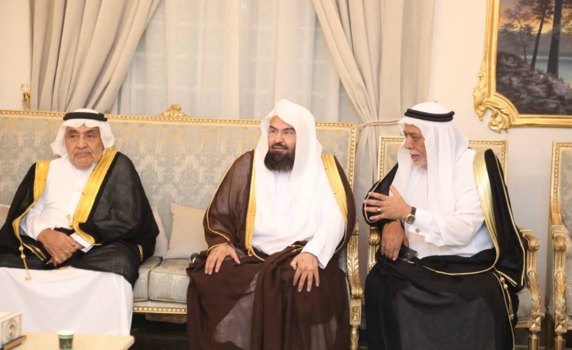 رئيس الشؤون الدينية يؤدي واجب العزاء في وفاة كبير سدنة بيت الله الحرام.