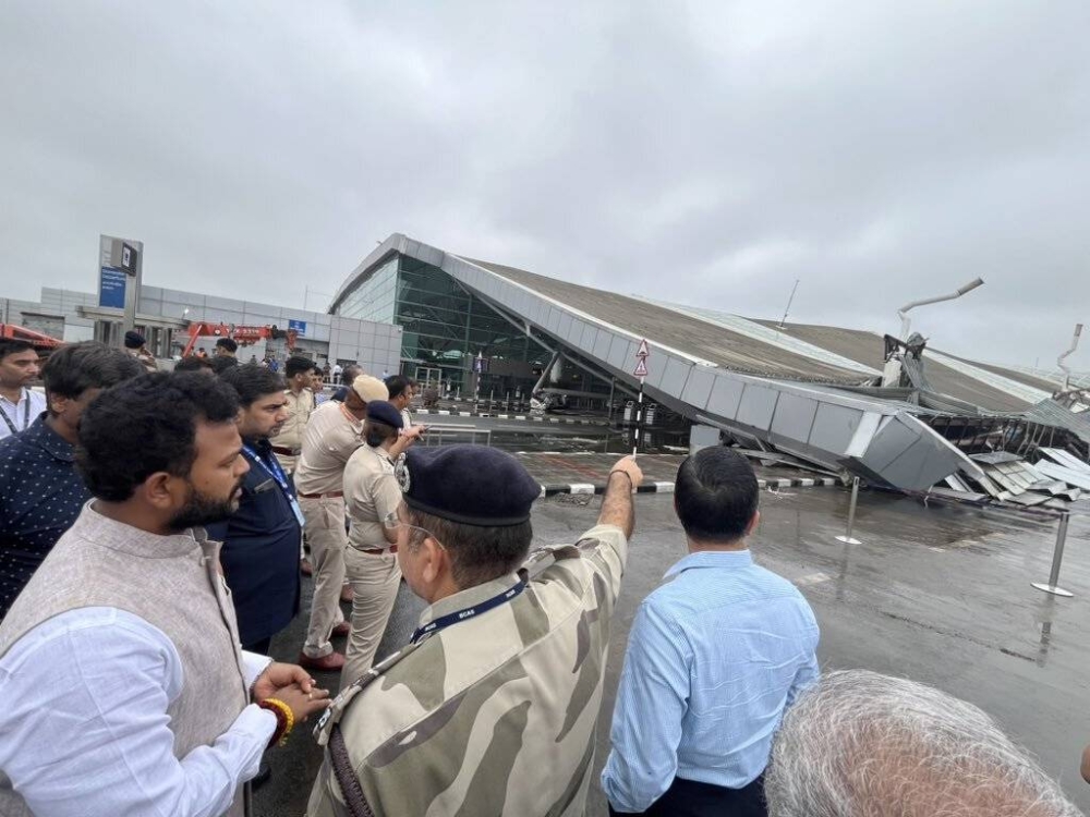 مقتل وإصابة 7 في انهيار مظلة بهذا المطار