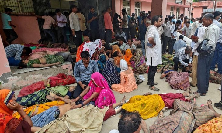 مقتل ما لا يقل عن 107 أشخاص في حادث تدافع بالهند ( صور )