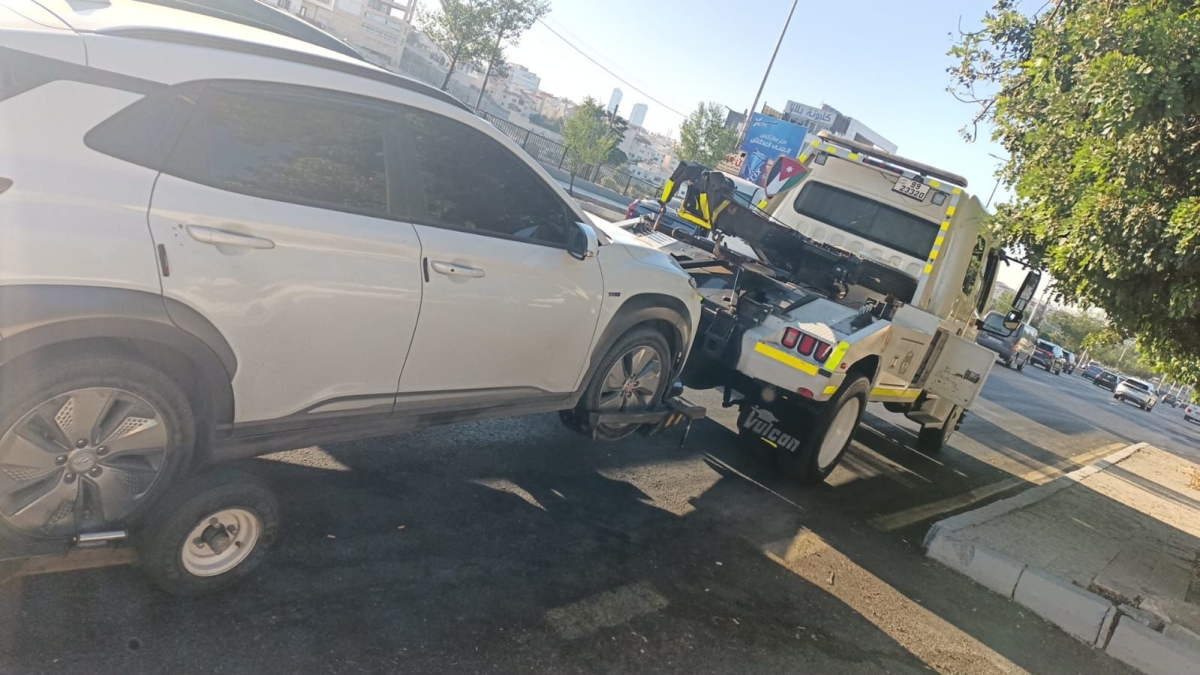 السير يضبط مركبة دون لوحة ارقام تجاوزت الإشارة الحمراء في عمان، وضبط مخالفات للقيادة بطيش (التشحيط) في العقبة