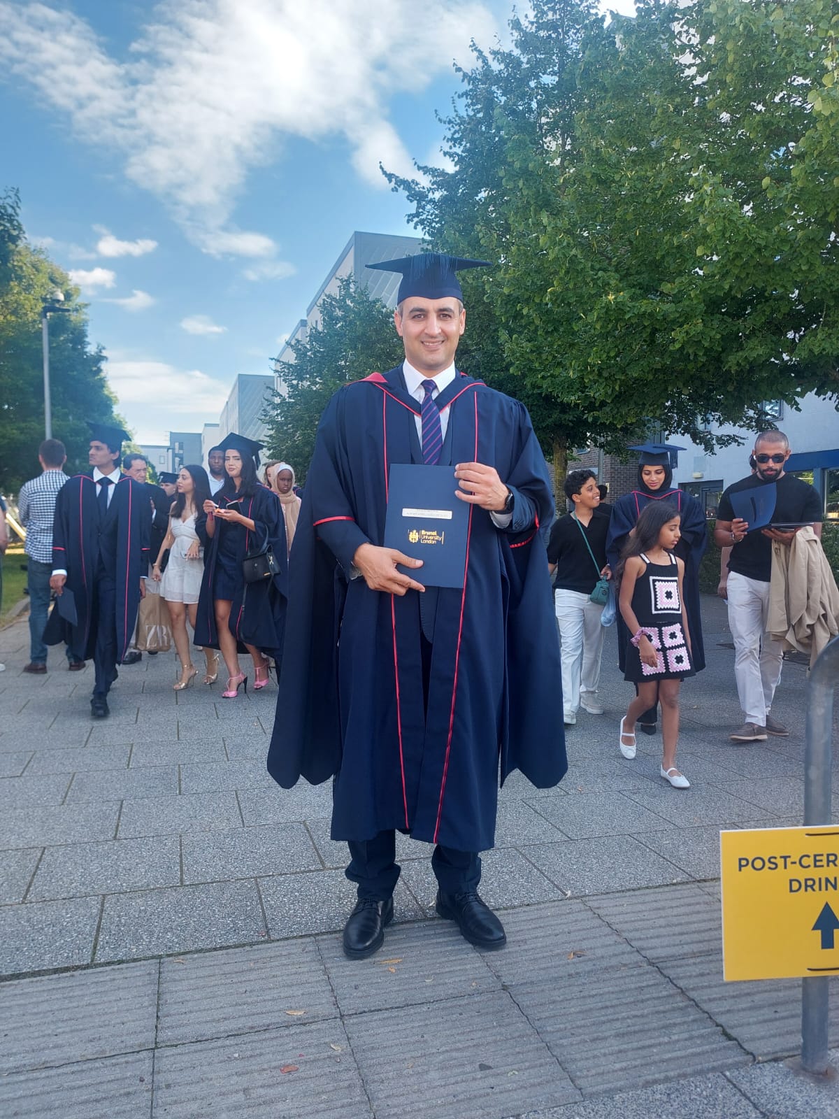 المحامي محمد سمور العفيشات يهنئ عمار مصلح بمناسبة تخريجه من جامعة Brunel University London