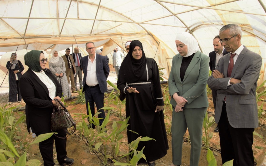 وزيرة التنمية تطلع على مشروع البيوت البلاستيكية في قضاء الخالدية