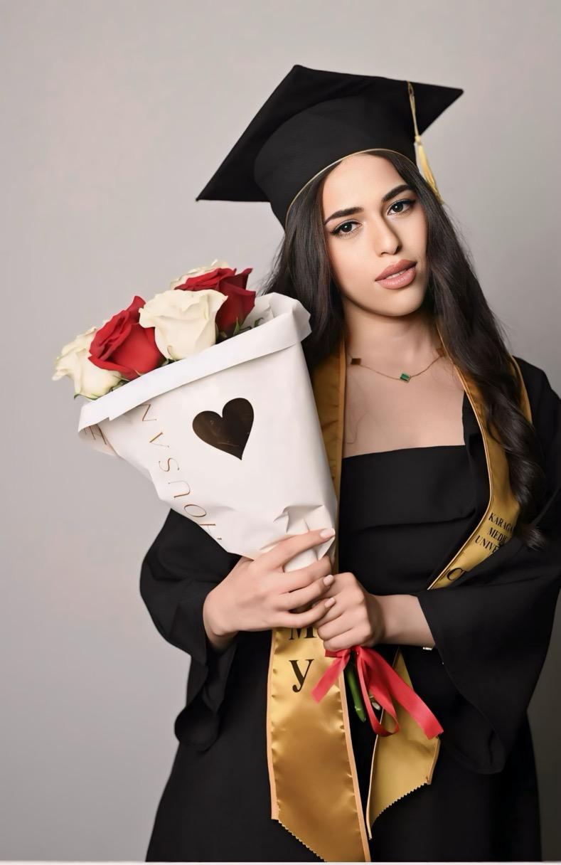 د. حسن البرماوي يهنئ د. رنا خالد الشيشي ووالديها والعائلة بمناسبة تخرجها من كلية الطب
