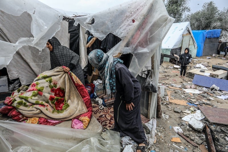 شهيدان  جراء قصف الاحتلال خيام النازحين والصحفيين وسط غزة