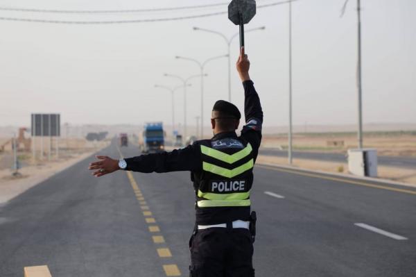 الدوريات الخارجية تضبط سائق تريلا غير مرخص يقود بطريقة متهورة