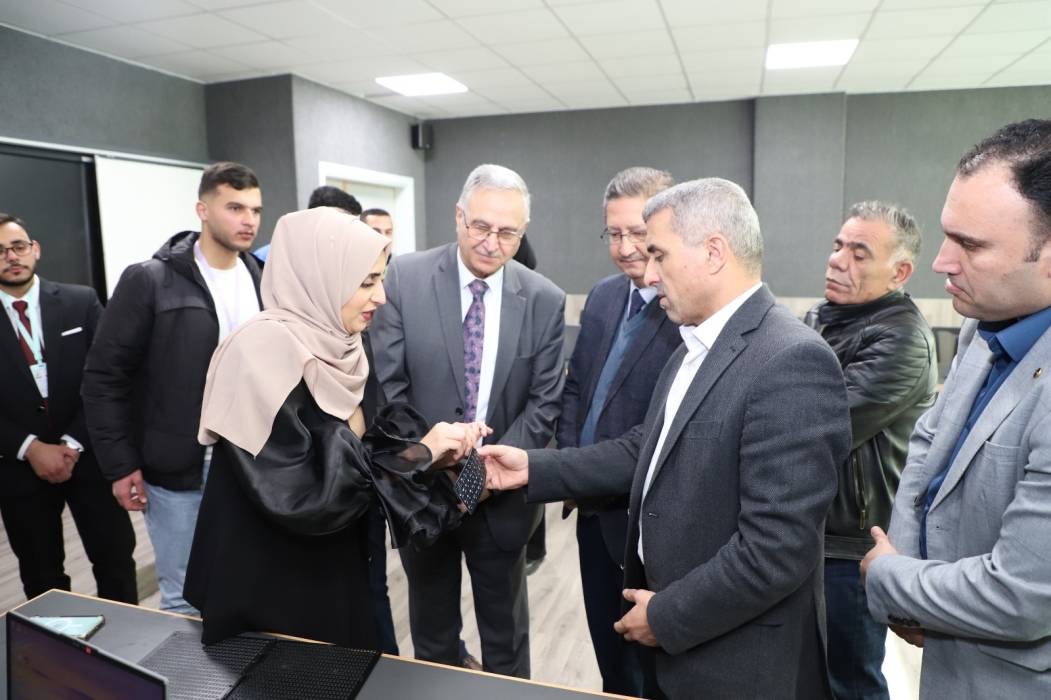 اليرموك تُوزع أجهزة حاسوب محمولة لـ 20 طالبا كفيفا ضمن مبادرة بصير تك