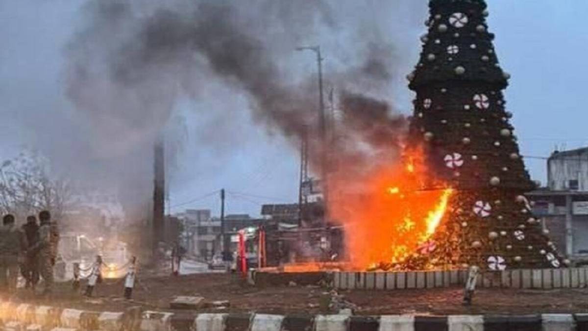 سانا: مجموعة من فلول النظام البائد تشعل النار في شجرة عيد الميلاد في حماة