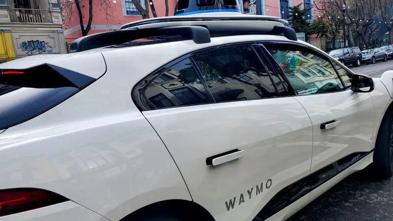 تطبيق Waymo يمنع رجلاً من سرقة سيارة ذاتية القيادة