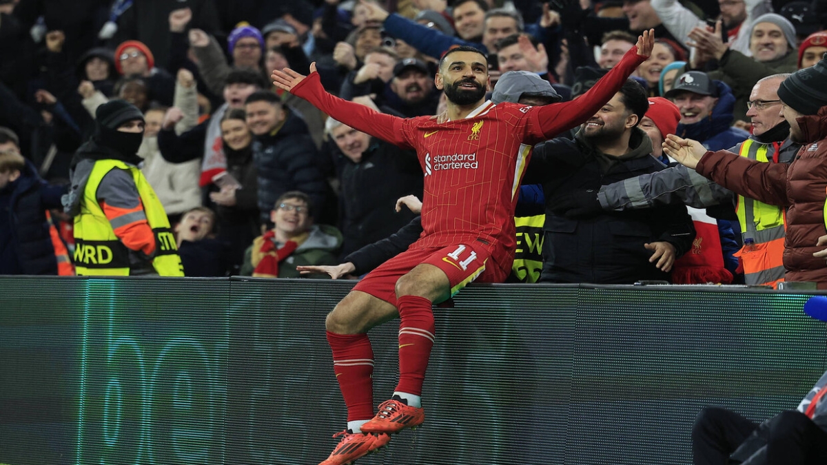 محمد صلاح يقتحم كعكة عيد ميلاد أسطورة ليفربول كاراجر