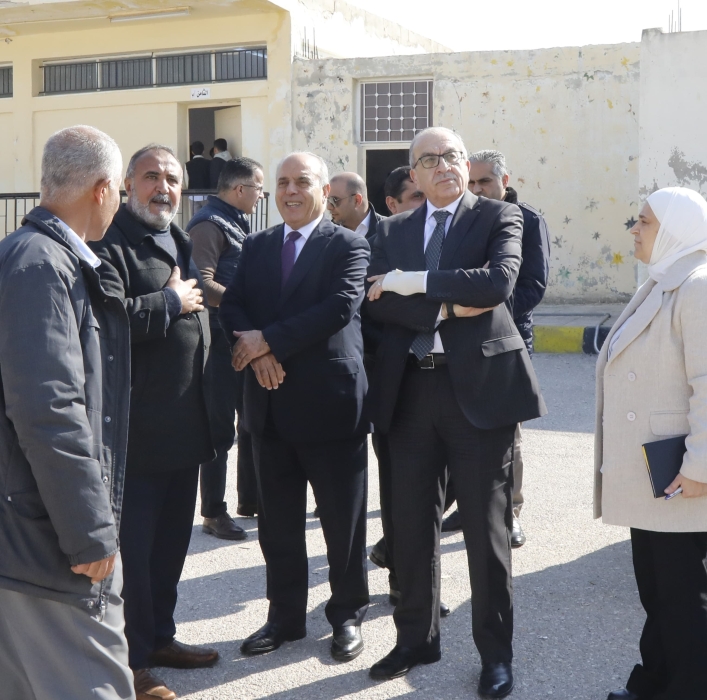 أبو السمن ومحافظة يتفقدان عددا من المدارس والطرق في قضاء العارضة