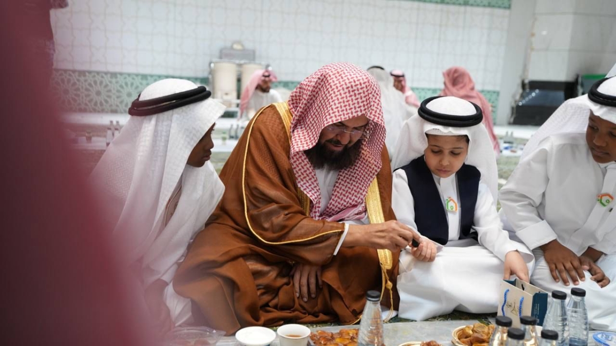 السديس : تعظيم التكافل الاجتماعي والتراحم في رمضان وتهيئة الأجواء التعبدية للمرضى والمسنين وذوي الهمم وشريحة الأيتام