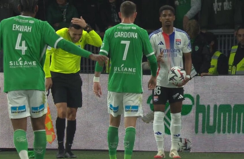 اعتداء على الحكم واستفزازات متبادلة.. إيقاف مباراة في الدوري الفرنسي