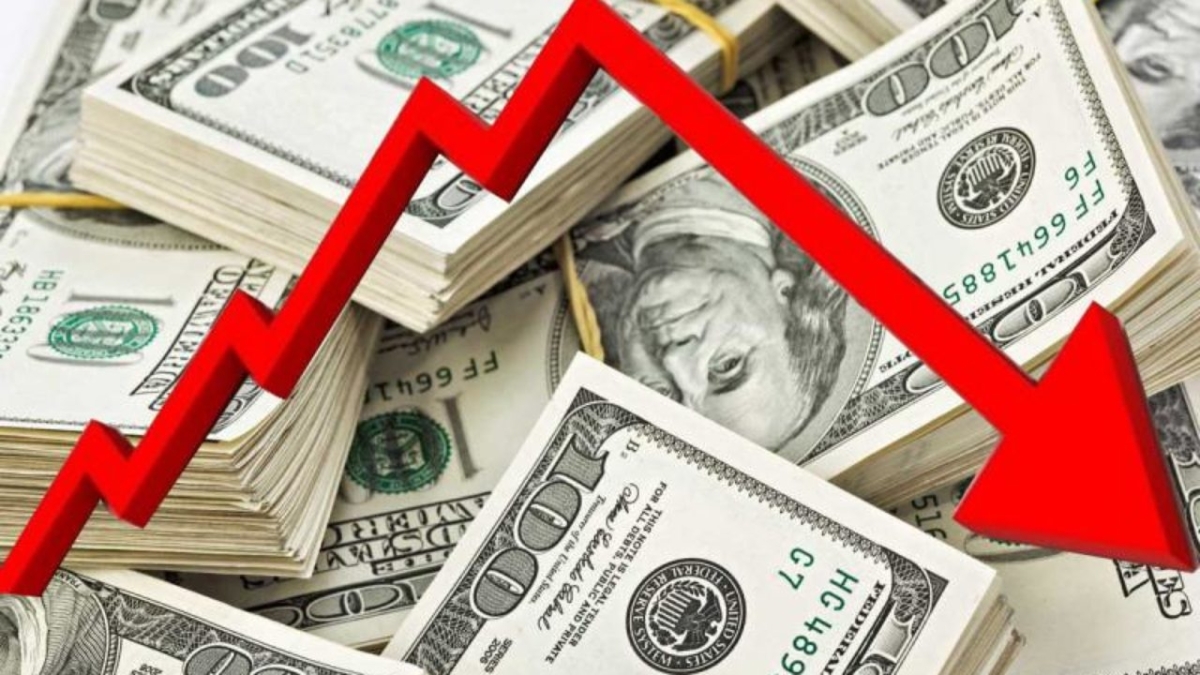 الدولار يقترب من أدنى مستوى في ثلاث سنوات