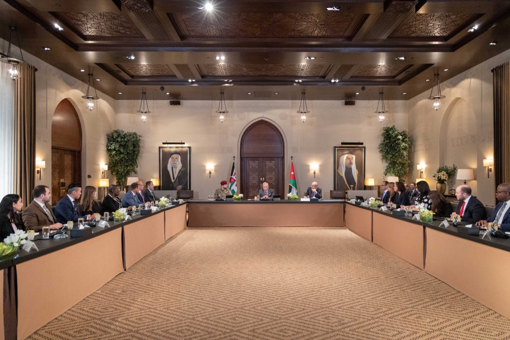 الملك يستقبل وفدا من مساعدي أعضاء الكونغرس الأمريكي