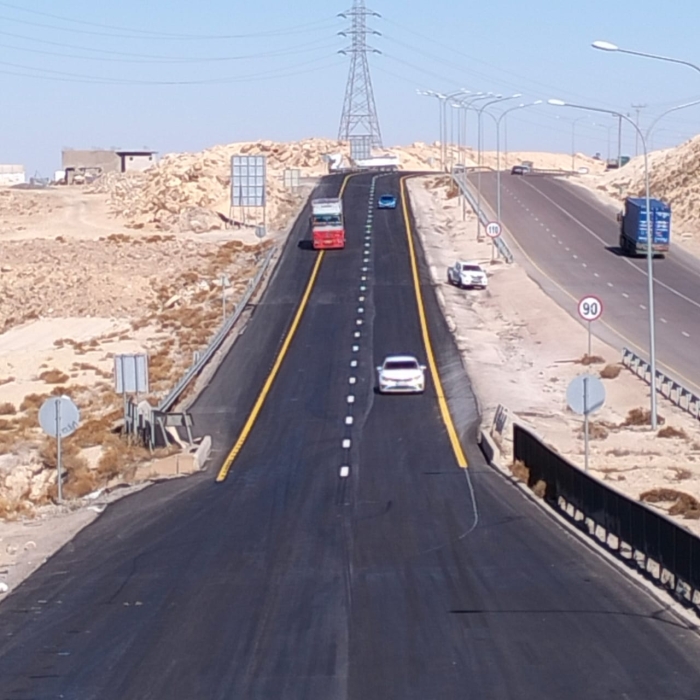الأشغال: إنهاء مشروع صيانة على الطريق الصحراوي في منطقة المريغةرأس النقب