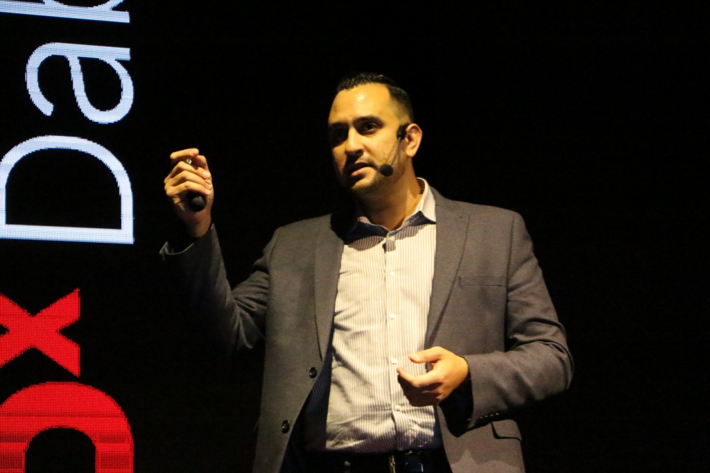 الشاعر يضيء على فن الفشل في TEDx Dabouq 2025