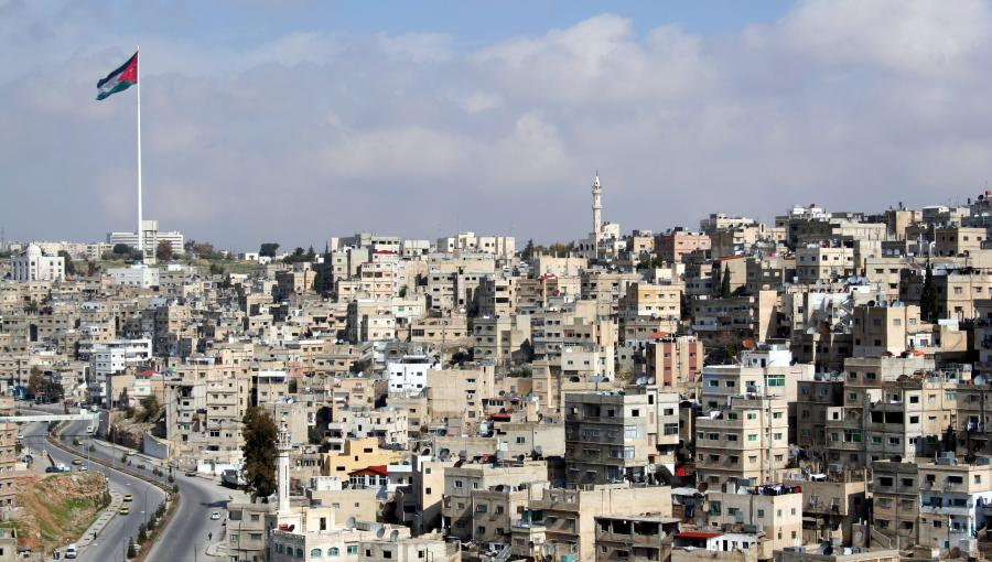 انخفاض ملموس على درجات الحرارة اليوم وانحسار الغبار تدريجياً ليلًا