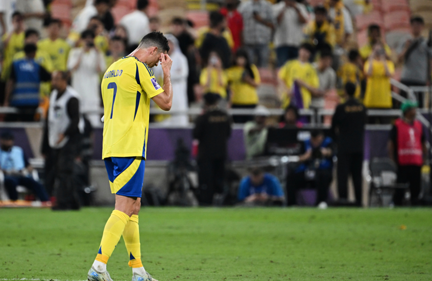 يخاطب نفسه ويقوم بحركات غريبة.. مشهد مؤثر لرونالدو بعد خروج النصر السعودي من دوري أبطال آسيا