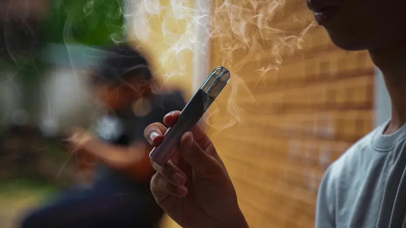 رئة الفشار.. التدخين الالكتروني يُسبب مرضاً خطيراً لا علاج له