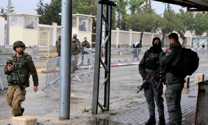 إصابة 5 إسرائيليين بينهم جندي في عمليتي إطلاق نار ودهس منفصلتين في جنين والخليل (صور )
