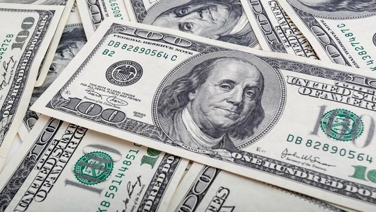 الدولار يتراجع متأثرا بتحذيرات مجلس الاحتياطي الأميركي