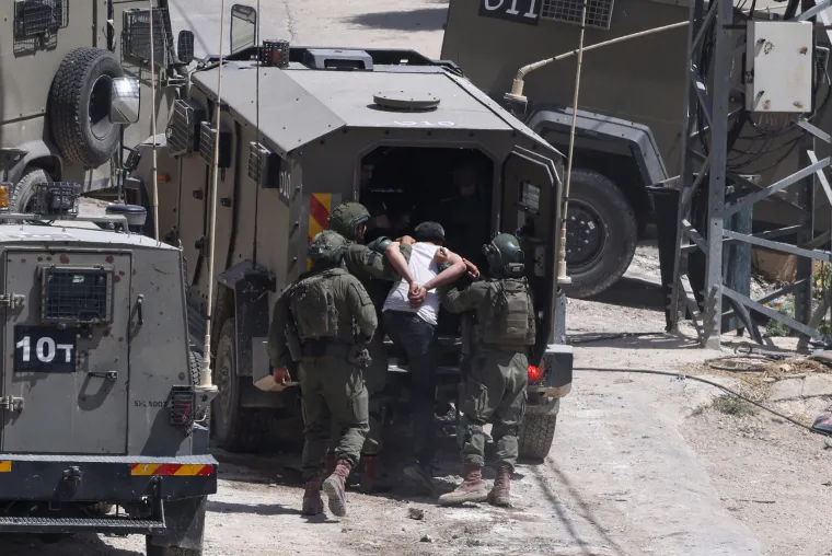 اعتقال 44 فلسطينيا بالضفة والقدس ومستوطنون يجرفون أراضي بالأغوار الشمالية