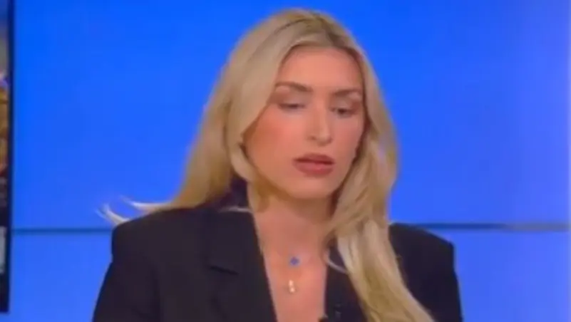 تلعثمت وانهارت.. محللة تفقد الوعي مباشرة على الهواء