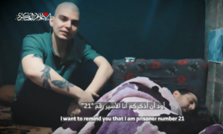 القسام تبث مقطعا مصورا لأسيرين إسرائيليين أحدهما حاول “إيذاء نفسه” لمرضه الشديد