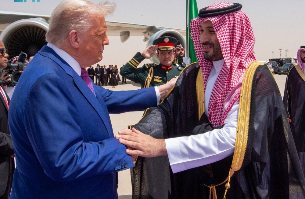 ولي العهد السعودي يستقبل الرئيس الأمريكي في مطار الرياض