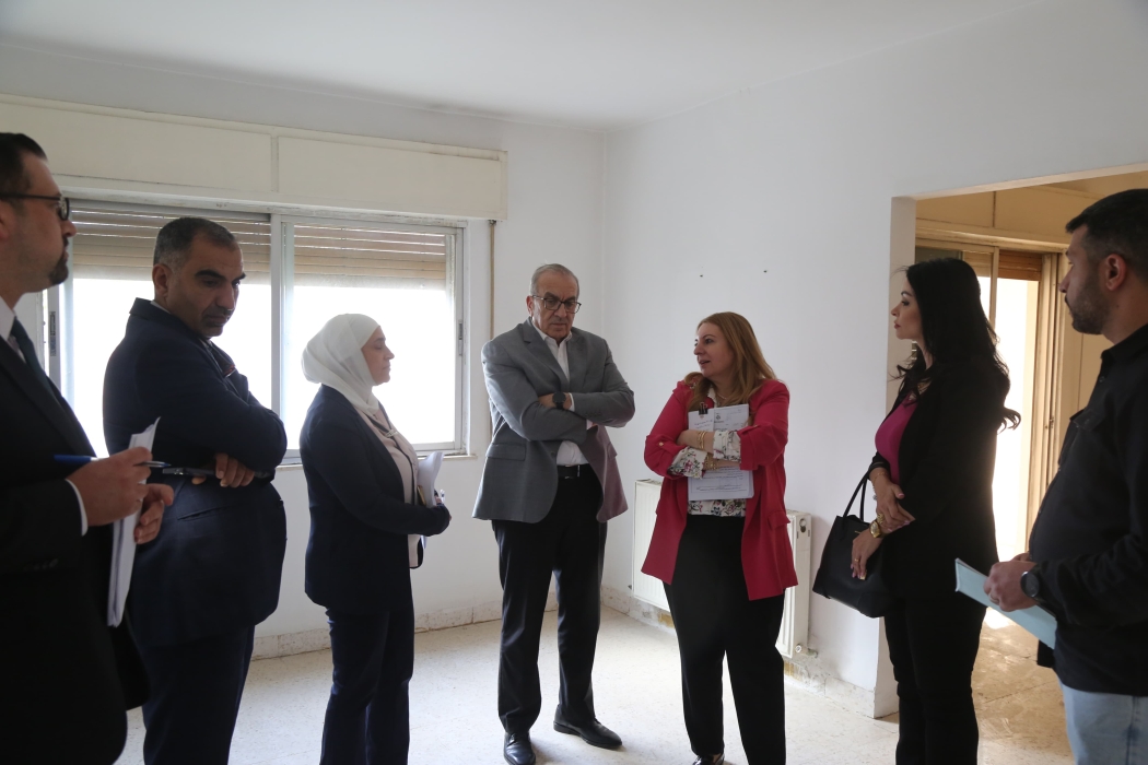 *وزيرا الأشغال و الدولة لشؤون الخارجية يزوران مشروع صيانة السكن الوظيفي لموظفي الخارجية*