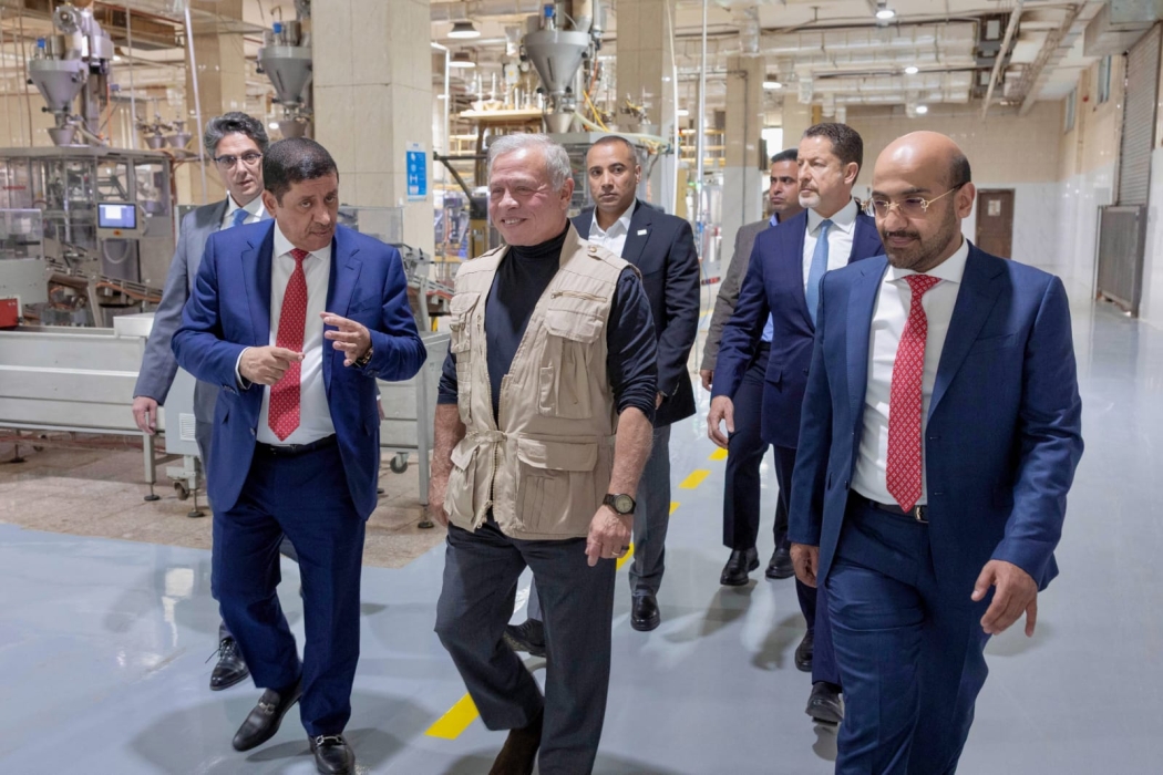 الملك يزور ثلاثة مصانع إنتاجية في مدينة الموقر الصناعية