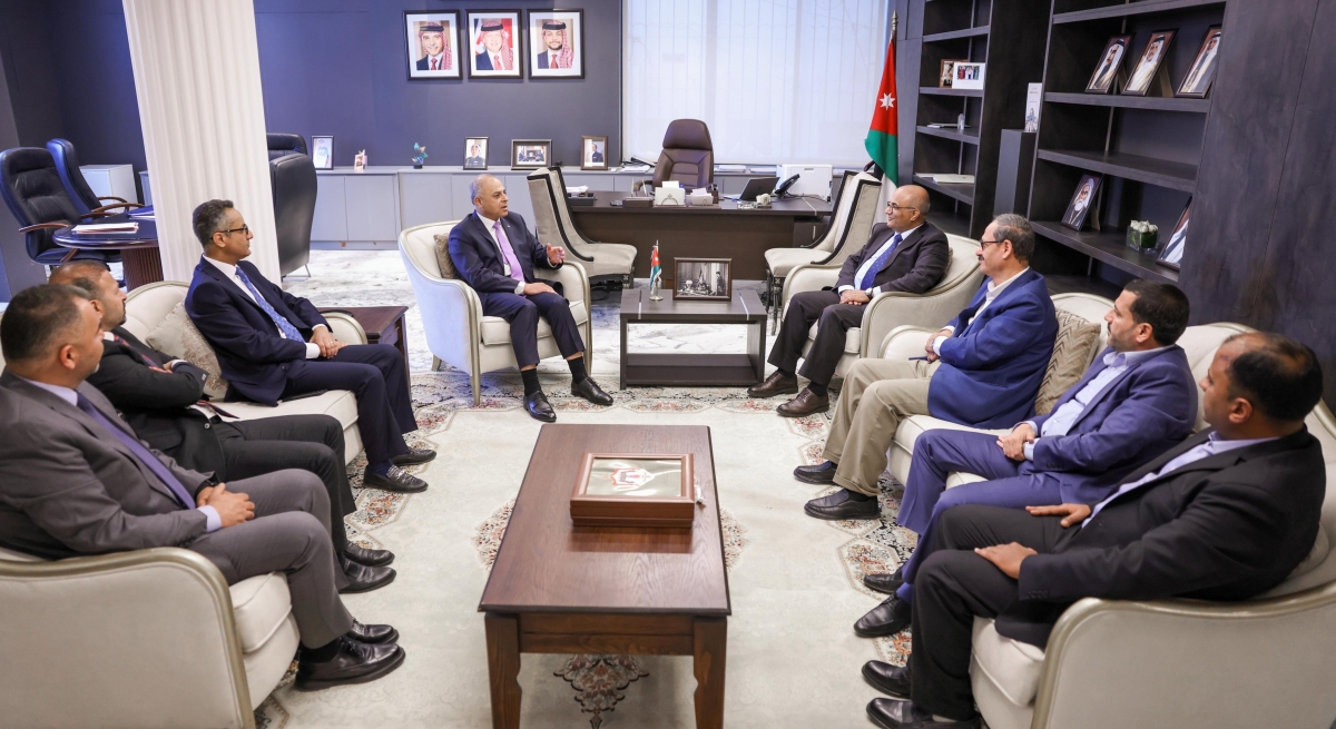 وزير دولة لتطوير القطاع العام يلتقي نقيب الصحفيين وعدداً من أعضاء النقابة