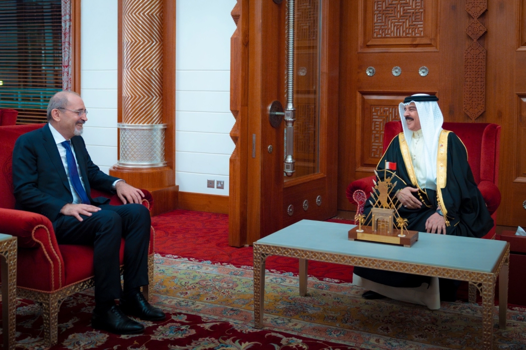 وزير الخارجية ينقل تحيات الملك إلى العاهل البحريني