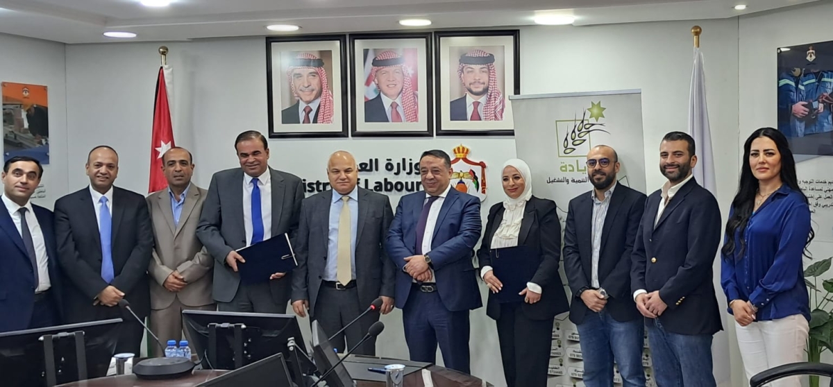 التنمية والتشغيل والبريد الأردني يوقعان اتفاقية لتمويل سيارات وسكوترات لتشغيل الأردنيين