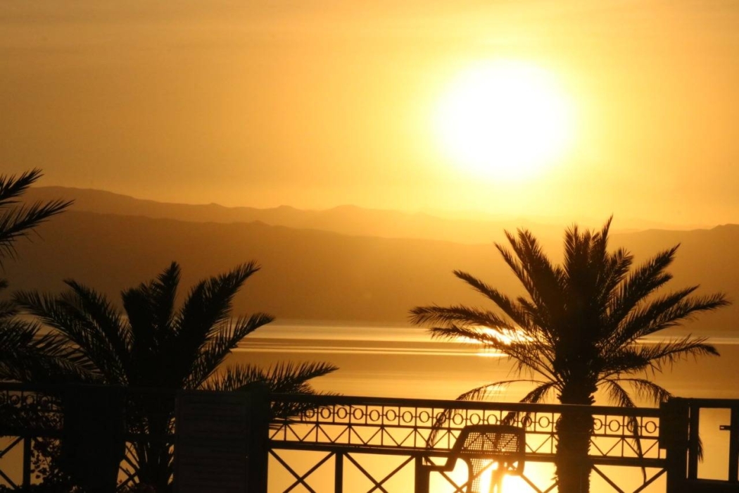 بدء استقبال زوار شاطئ عمان السياحي في البحر الميت