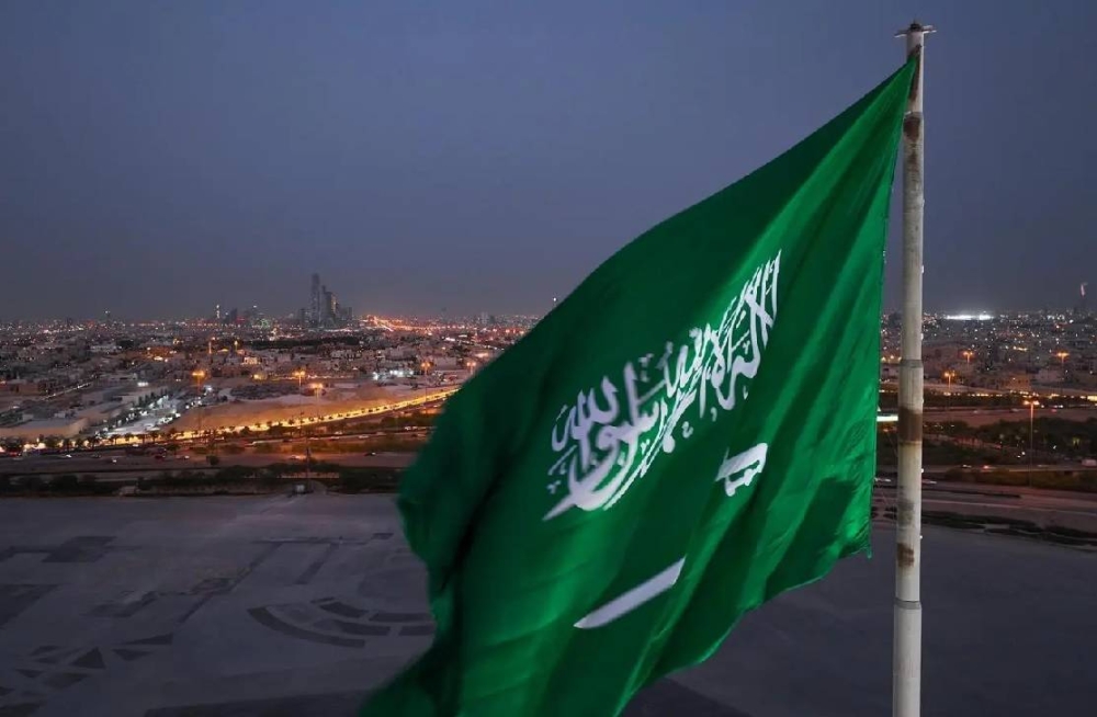 علم السعودية بالدرعية يعتلي أطول سارية في الرياض ليُجسد رمزاً وطنياً وجاذباً سياحياً