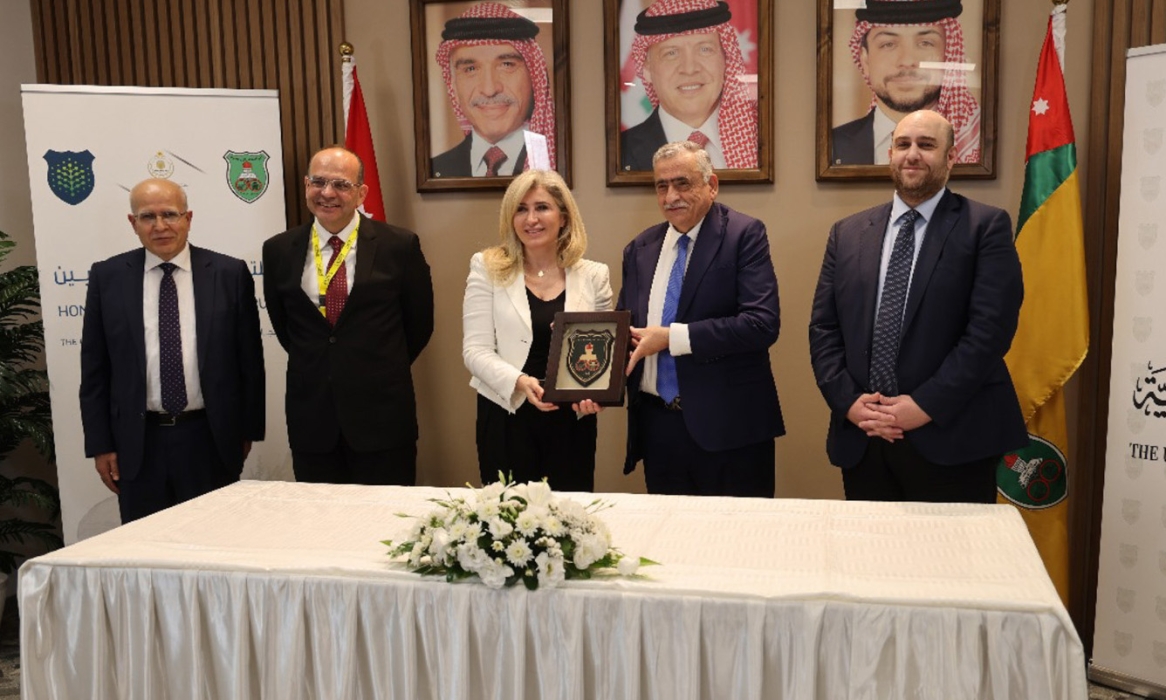 اتفاقية بين الأردنية وواترلو الكندية لتعزيز التعاون الأكاديمي